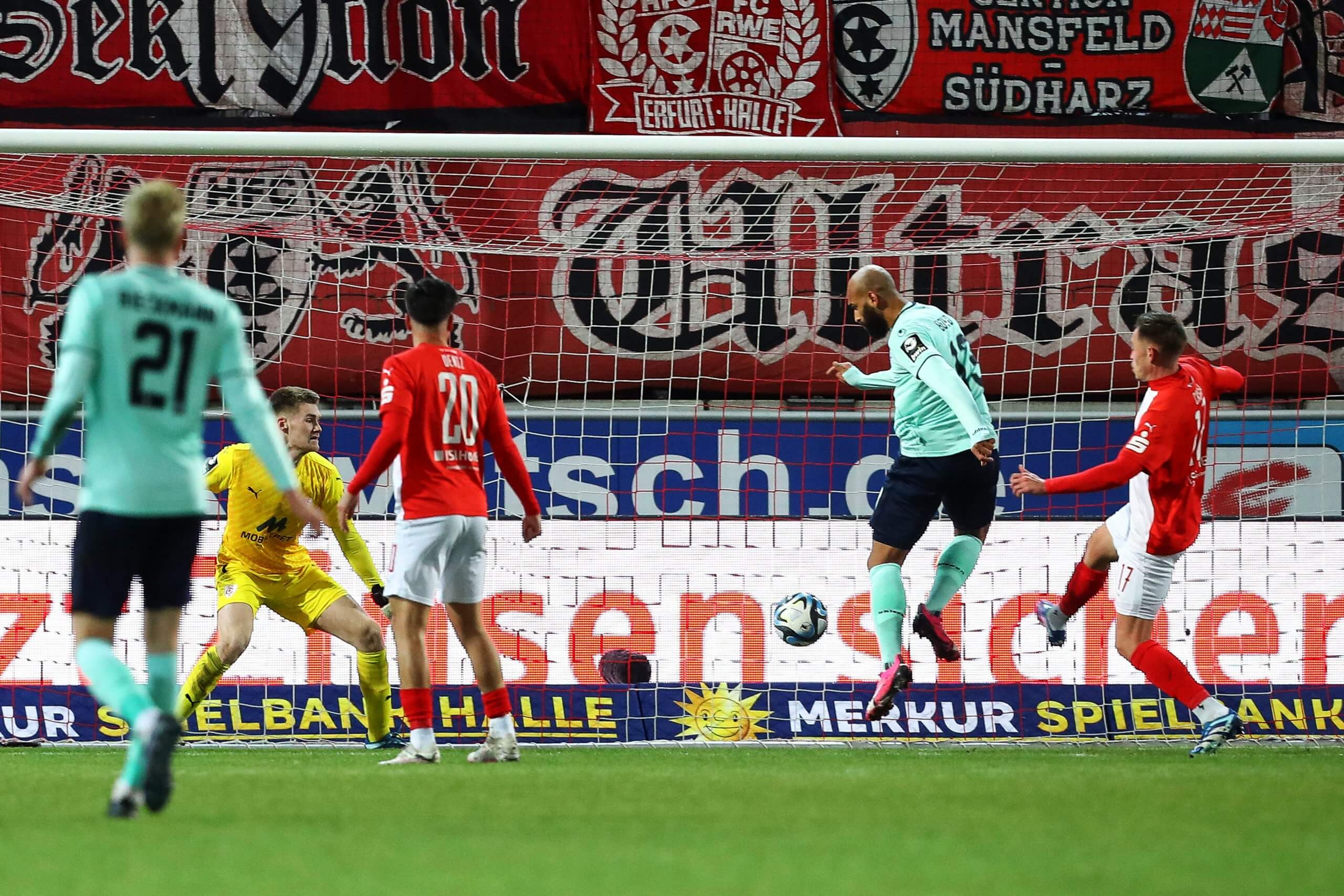  Fussball 3. Liga, Hallescher FC - SV Waldhof Mannheim, v.l. Terrence Boyd (Mannheim, #13) schiesst das Tor zum 0:1. Bild: IMAGO/Jan Huebner.