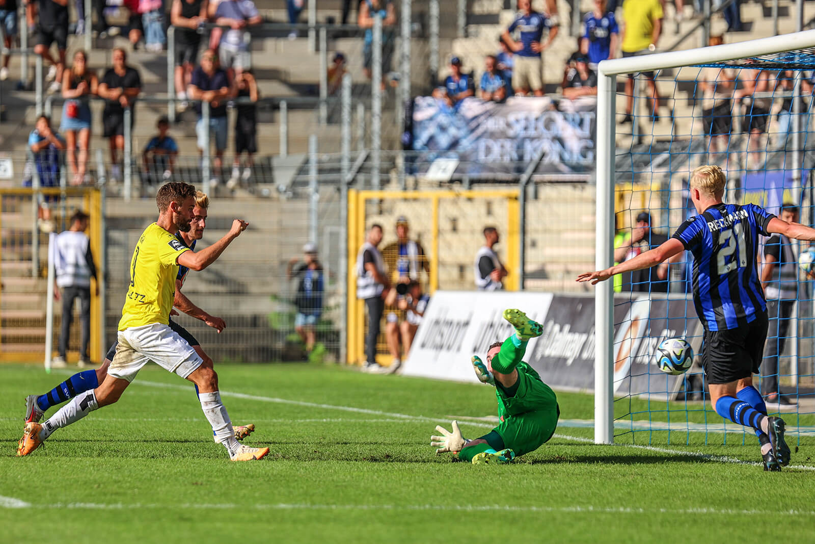  Szene aus dem Hinspiel gegen Ulm: Julian Rieckmann (#21, SVW) kann das 0:1 nicht verhindern. Spiel SV Waldhof Mannheim - SSV Ulm, in der 3. Liga, Saison 2023-2024. Bild: Lukas Adler.