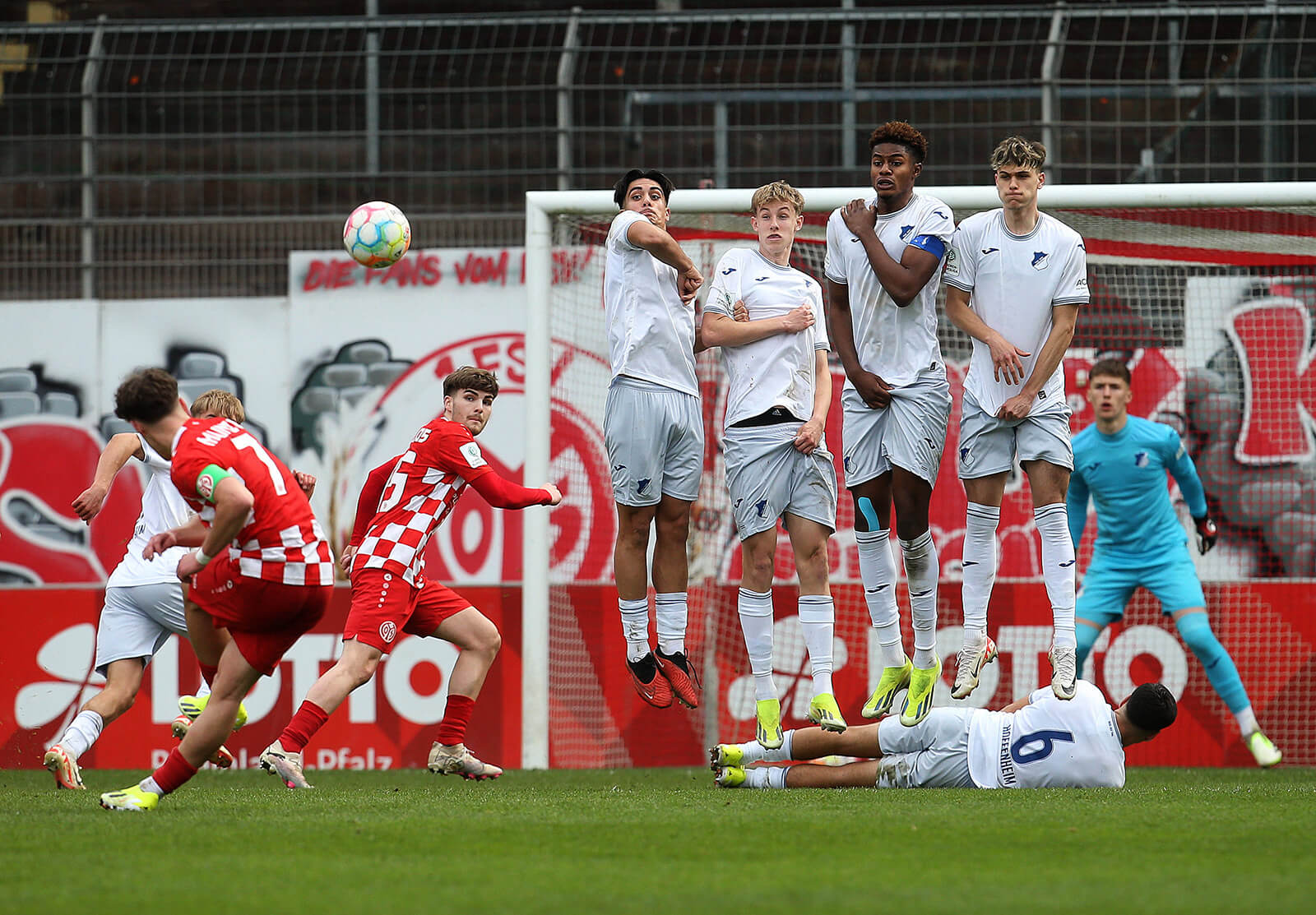  Daniel Gleiber (links, Mainz) schiesst einen Freistoss. Die Hoffenheimer Mauer springt hoch. FSV Mainz 05 vs TSG Hoffenheim. Fussball U 19 DFB-Pokal, Halbfinale 2023/2024. Foto: IMAGO/Avanti.