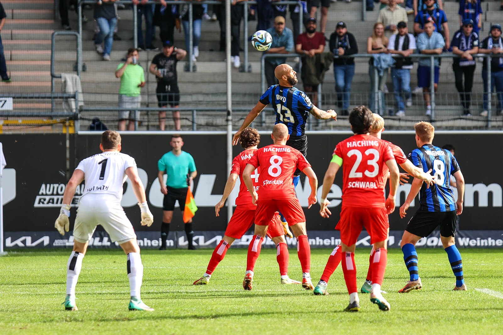  Terrence Boyd (#13, SV Waldhof Mannheim) im Kopfballduell beim Spiel SV Waldhof Mannheim - Spvgg. Unterhaching, in der 3. Liga, Saison 2023-2024. Bild: Lukas Adler