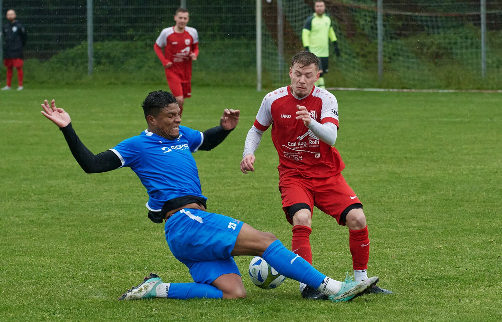  TSV Neckarau - SC Käfertal, Kreisliga, v.l. Käfertals Percy Nadler gegen Neckaraus Sandro Egner. Foto: Berno Nix
