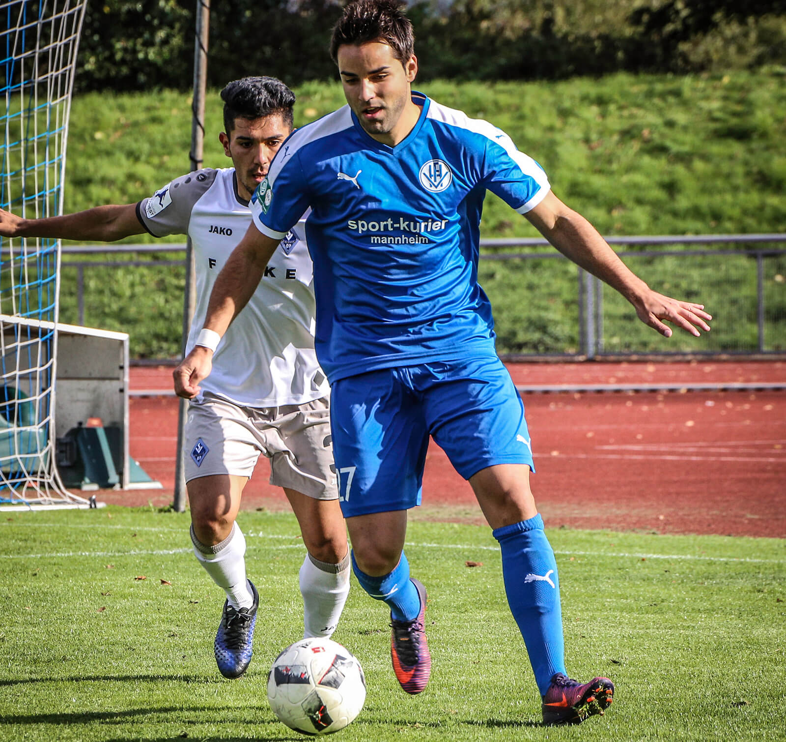  Lukas Cambeis (blau) hier noch im Trikot des FV Fortuna Heddesheim gegen Hassan Amin (weiß) im Spiel gegen den SV Waldhof Mannheim (Badischer Pokal/Viertelfinale 17/18). Bild: Alfio Marino
