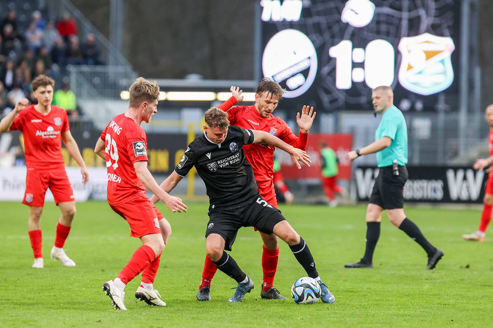  Lion Schuster (#5, SV Sandhausen) im Duell am Ball beim Spiel SV Sandhausen - Spvgg. Unterhaching. Bild: Lukas Adler