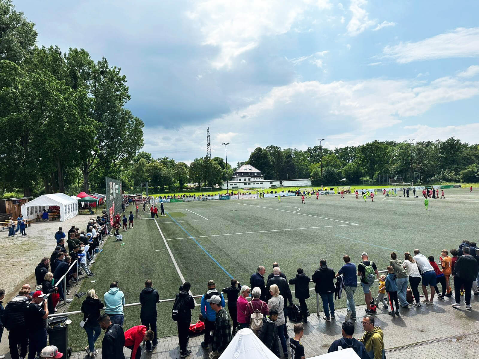  Der U12 Wellhöfer-Cup des TSV Neckarau zog etliche Zuschauer an. Bild: TSV
