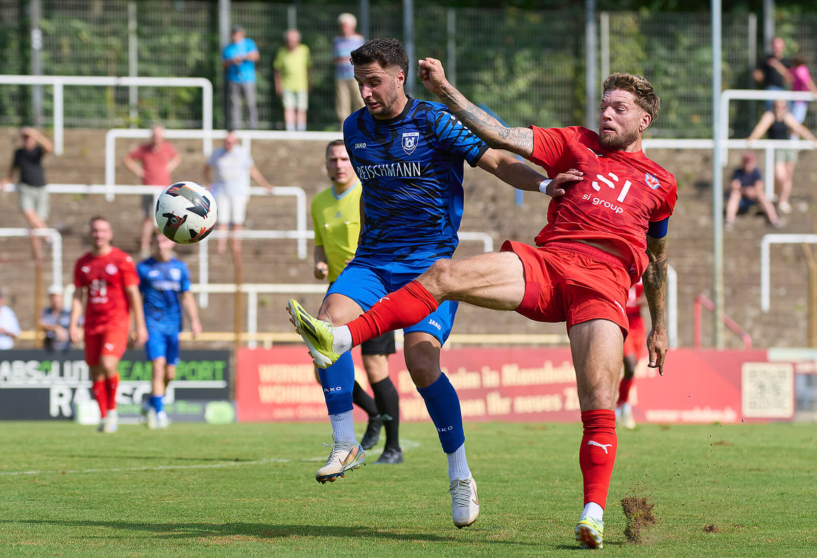 Unter Flutlicht gefordert Der VfR Mannheim ist bereits am Freitagabend (19:00 Uhr) beim FC Nöttingen gefordert.