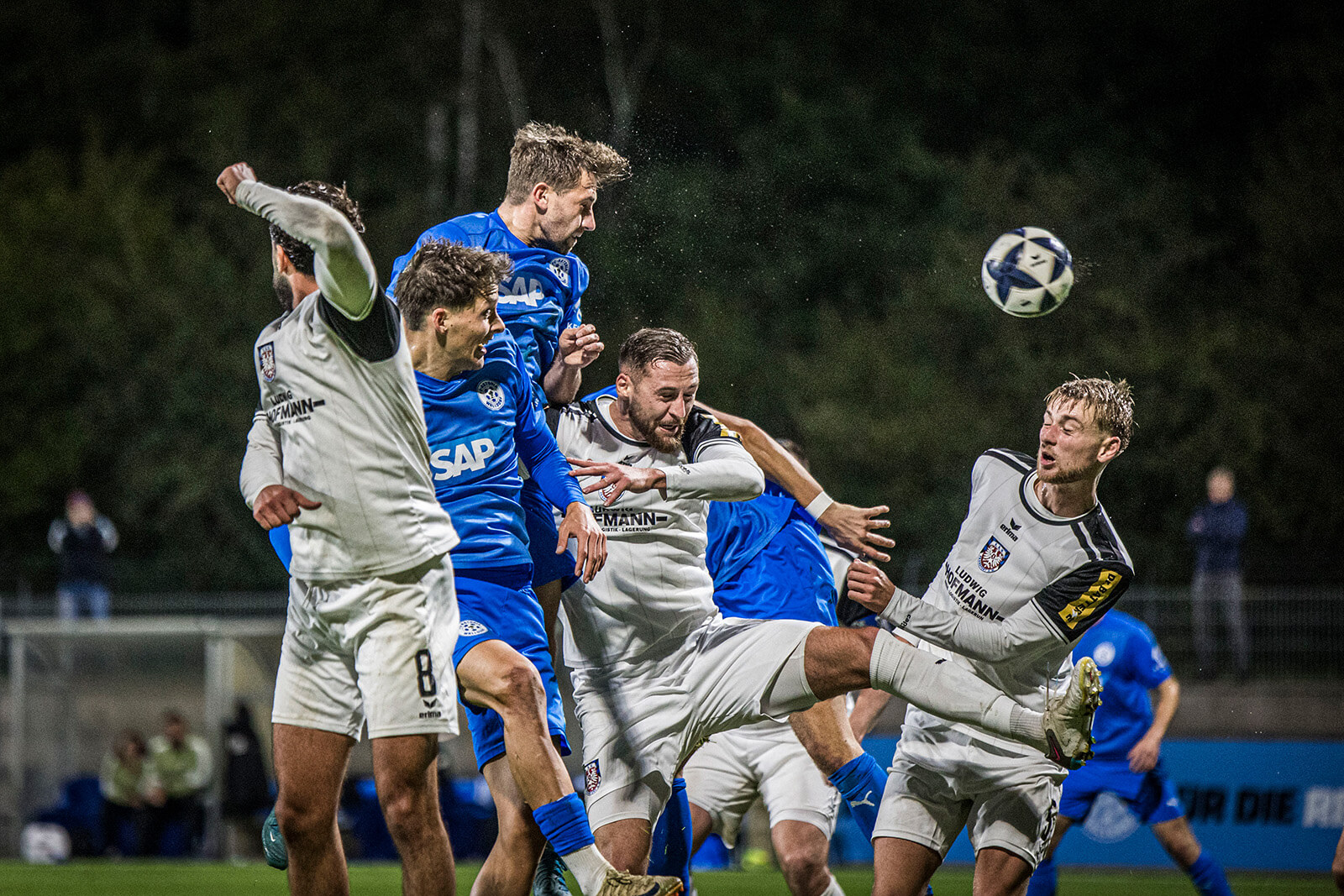  Emilian Laessig (#13, FC Astoria Walldorf) im Kopfballduell. Astoria Walldorf - FSV Frankfurt. Bild: Lukas Adler