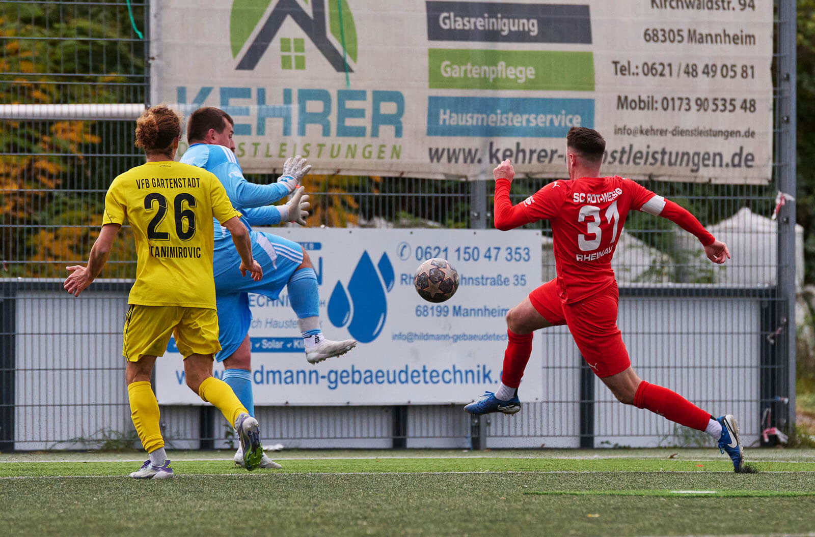 VfB Gartenstadt - SC Rot-Weiss Rheinau, Landesliga, v.l. Gartenstadts Bozidar Stanimirovic, VfB-keeper Andreas Hübner und Rheinaus Mark Lenhard. Foto: Berno Nix
