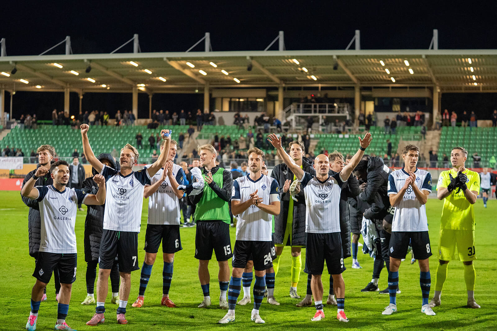Fussball 3. Liga, 9. Spieltag 2025 2026, TSV Havelse-Waldhof Mannheim am 30.09. in Hannover (Eilenriede-Stadion). Die Mannschaft des SV Waldhof Mannheim feiert den 3:2 Auswärtssieg mit den Fans. Foto: IMAGO/Steinsiek.ch