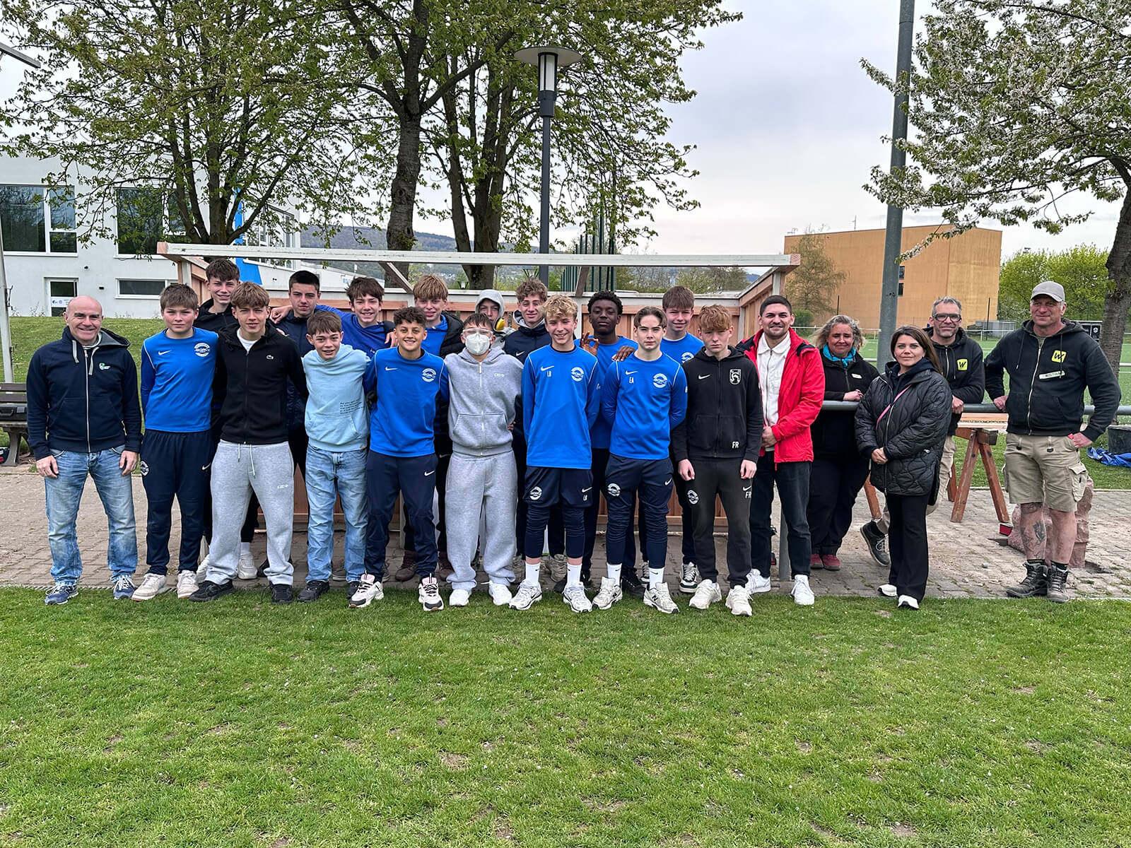 Praxisnahe Berufsorientierung ++ Anpfiff ins Leben: U15 der SG Heidelberg-Kirchheim baut eine kleine Sitzbank und erneuert eine Auswechselbank