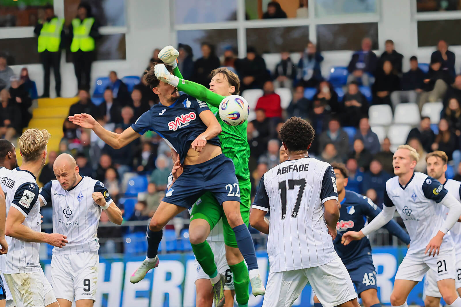  Szene aus dem Hinspiel in Hoffenheim. Kopfballduell Arian Llugiqi (TSG Hoffenheim II, #22), Thijmen Nijhuis (SV Waldhof Mannheim II, #1). TSG 1899 Hoffenheim II gegen SV Waldhof Mannheim, Fußball, 3.Liga. Foto: IMAGO/Eibner